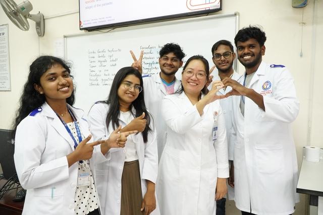 Những bác sĩ tương lai Ấn Độ ‘phải lòng’ văn hóa Việt Nam - Ảnh 1.