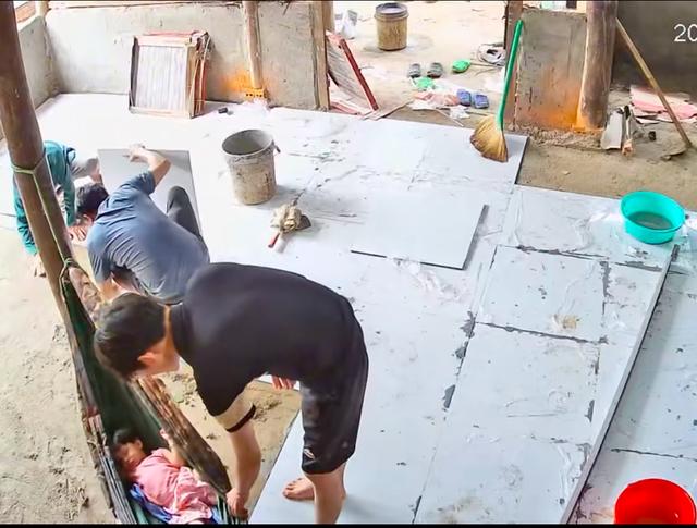 Các thợ xây thay nhau đưa võng cho bé gái 14 tháng ngủ ngon gây 'sốt' mạng - Ảnh 1.