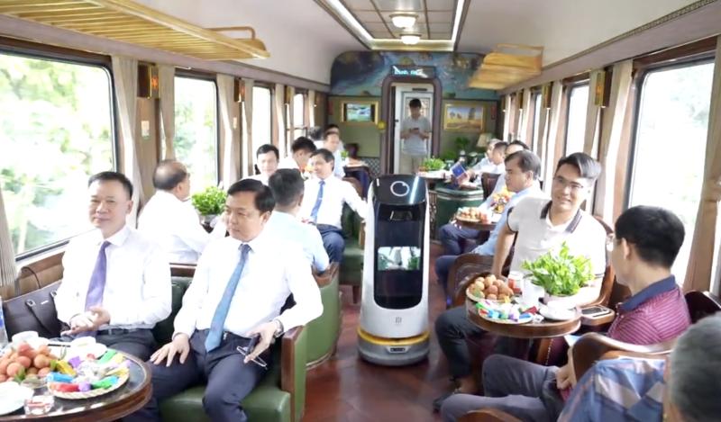 Lần đầu tiên đường sắt đưa robot AI phục vụ trên tàu - Ảnh 2.