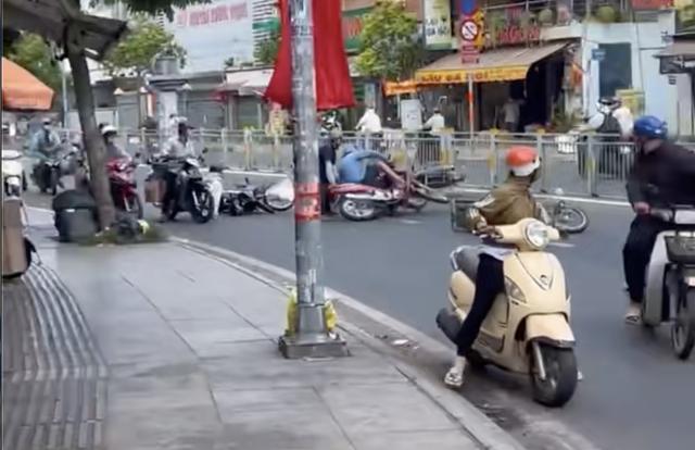 Truy tìm người làm đổ mỡ bò khiến hàng loạt xe máy té ngã ở TP.HCM - Ảnh 1.