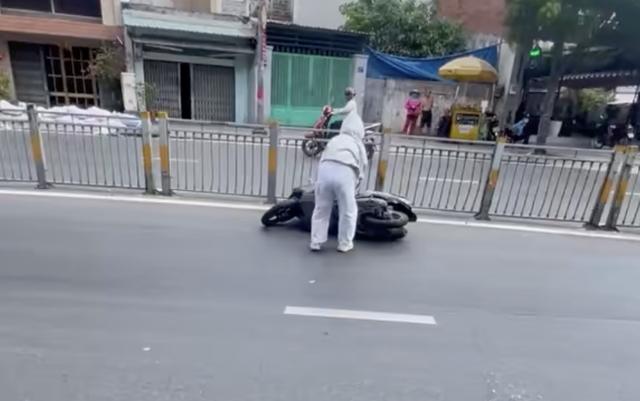 Truy tìm người làm đổ mỡ bò khiến hàng loạt xe máy té ngã ở TP.HCM - Ảnh 2.