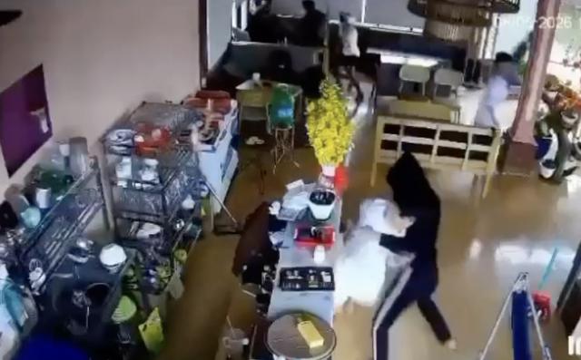 Nhóm thanh niên mang hung khí lao vào quán tấn công khiến 1 người tử vong- Ảnh 1.