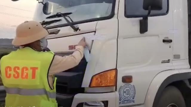 Tài xế không bằng lái chạy xe tải trên cao tốc bị phạt 78,5 triệu đồng- Ảnh 1.