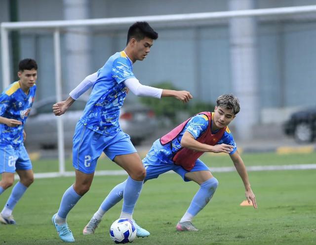 U.19 Việt Nam sang Nhật Bản rèn quân: Chia tay thủ môn Việt kiều, sao trẻ HAGL 1,95 m vắng mặt- Ảnh 1.