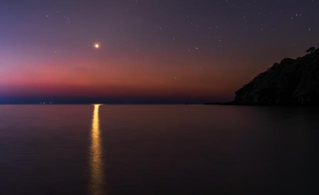 Mặt trời vừa lặn, người Việt thấy thiên thể sáng rực: Không phải UFO, đó là gì? - Ảnh 1.