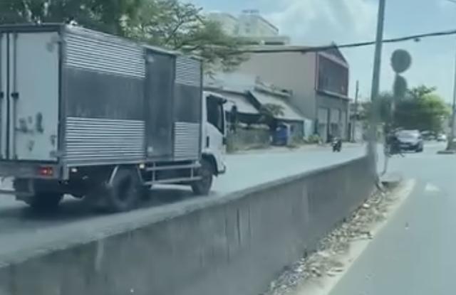 Tài xế xe tải đi ngược chiều bị CSGT TP.HCM phạt 19 triệu nói... do nhìn nhầm - Ảnh 1.