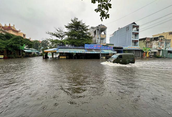 Rốn ngập ở TP.HCM 'thay da đổi thịt': Người dân 'quá vui' vì thoát cảnh lội nước - Ảnh 7.