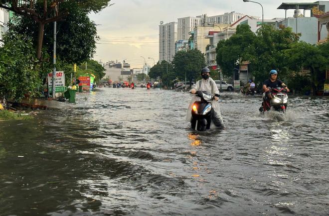 Rốn ngập ở TP.HCM 'thay da đổi thịt': Người dân 'quá vui' vì thoát cảnh lội nước - Ảnh 11.