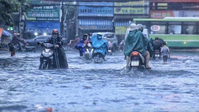 Rốn ngập ở TP.HCM 'thay da đổi thịt': Người dân 'quá vui' vì thoát cảnh lội nước - Ảnh 20.