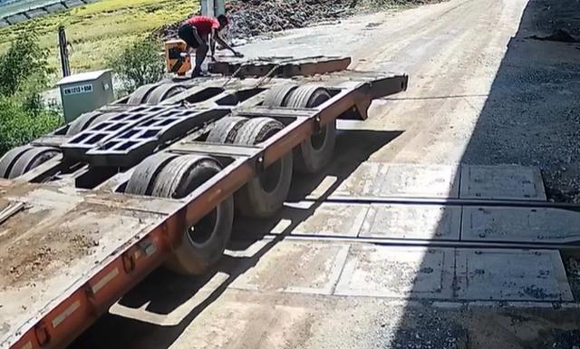 Xử lý tài xế điều khiển xe đầu kéo làm gãy rào chắn tàu hỏa  - Ảnh 1.