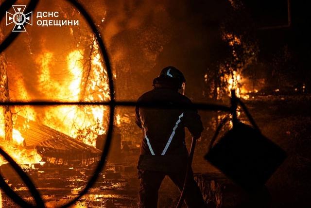 Chiến sự Ukraine ngày 1.530: Ukraine tập kích cảng dầu Nga, Moscow cảnh báo giá năng lượng - Ảnh 2.