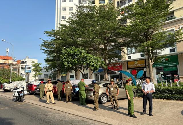 Ô tô đỗ trên vỉa hè ở TP.HCM bị ghi hình phạt nguội, nhiều xe bị cẩu - Ảnh 1.