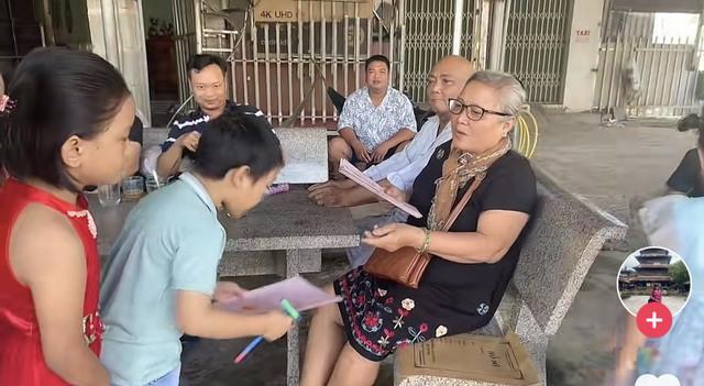 Clip bà cầm xấp sổ đỏ chia cho cháu: Buôn bán, cho thuê trọ hàng chục năm - Ảnh 1.