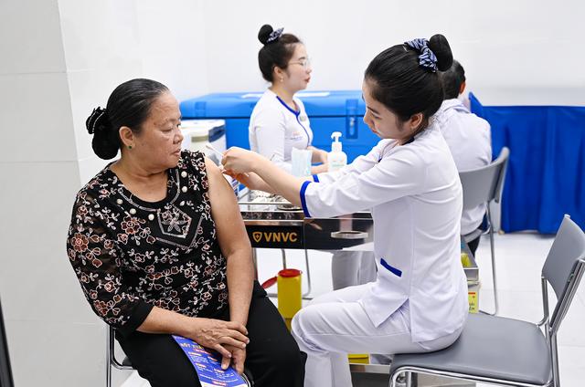 VNVC tài trợ kho lạnh GSP, tiêm miễn phí vắc xin cúm 3 năm cho Côn Đảo - Ảnh 4.