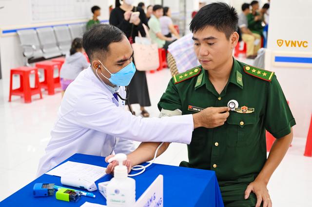 VNVC tài trợ kho lạnh GSP, tiêm miễn phí vắc xin cúm 3 năm cho Côn Đảo - Ảnh 3.