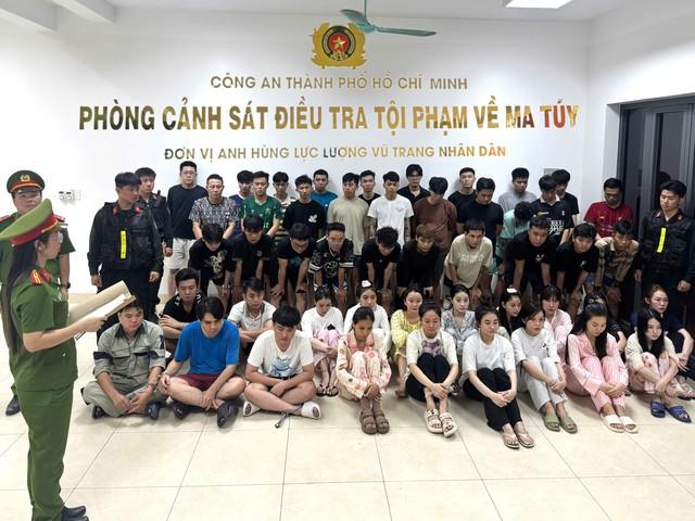 Công an TP.HCM xóa tụ điểm ma túy tại quán bar Revo ở trung tâm thành phố- Ảnh 1.