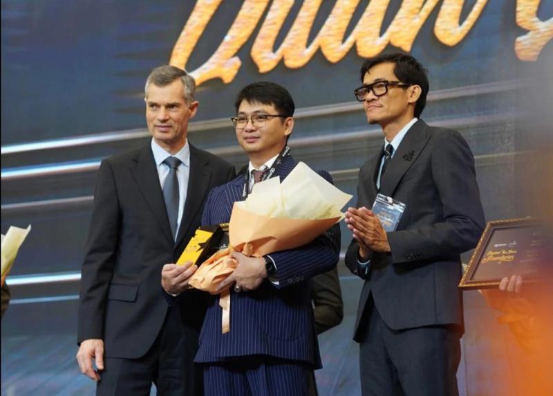 Nghề trong ngách ở TP.HCM: Chàng kỹ sư điện 'bẻ lái' làm nghề đánh giày  - Ảnh 4.