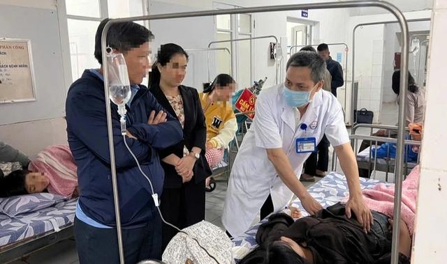 Quảng Trị: Hàng chục bệnh nhân nhập viện, nghi ngộ độc do ăn bánh mì- Ảnh 1.