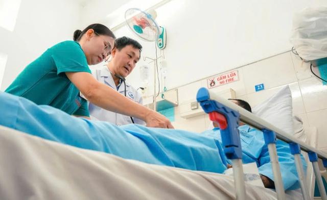 Tài xế xe công nghệ bị đâm xuyên tim, mất 2 lít máu được cứu sống - Ảnh 2.
