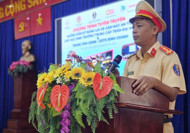 CSGT TP.HCM vào trường dạy học sinh tránh 'điểm mù' xe tải: Sai lầm dễ trả giá - Ảnh 1.