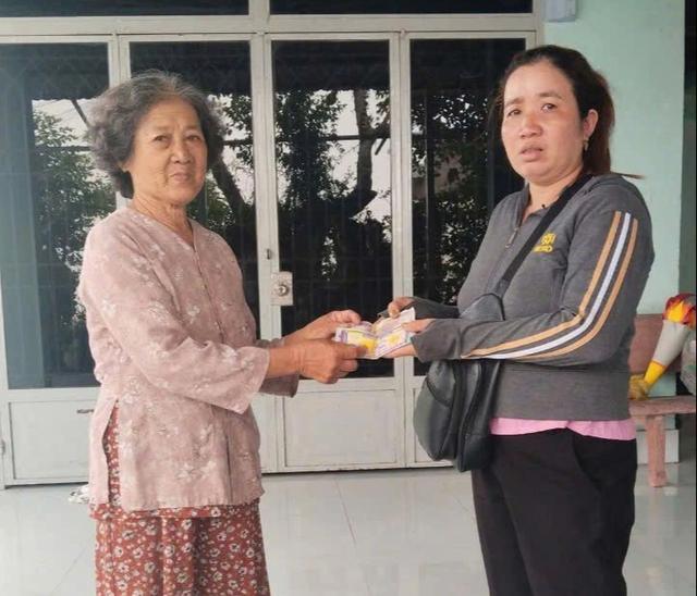 Xã Thái Mỹ khen thưởng cụ bà gần 80 tuổi nhặt được của rơi trả lại - Ảnh 1.