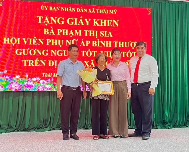 Xã Thái Mỹ khen thưởng cụ bà gần 80 tuổi nhặt được của rơi trả lại - Ảnh 2.