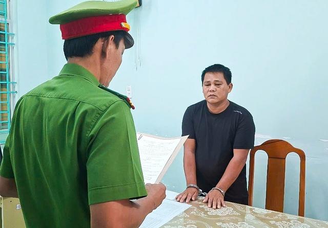Bắt tạm giam người đàn ông rượt đuổi, đập phá xe cứu thương hơn 10 km - Ảnh 1.