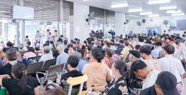 Bệnh viện Chợ Rẫy tiếp nhận bệnh nhân đến khám ngoại trú cao nhất lịch sử - Ảnh 1.