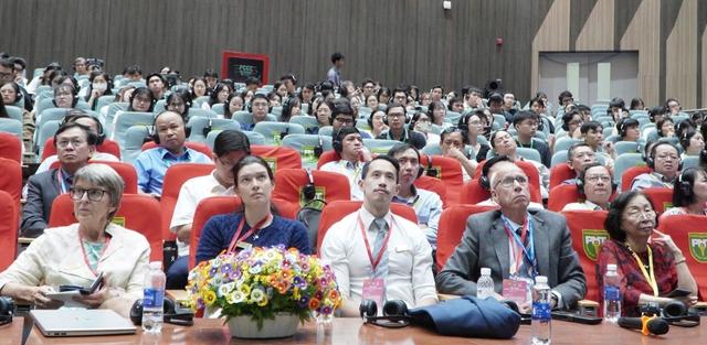 Chuyên gia nước ngoài phối hợp xử lý bệnh răng hàm mặt phức tạp - Ảnh 1.