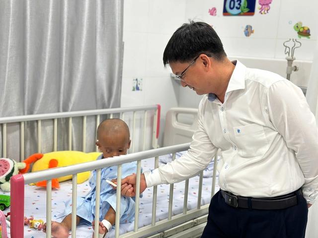 Trao giấy khai sinh cho bé trai 2 tuổi bị bạo hành dã man ở TP.HCM - Ảnh 2.