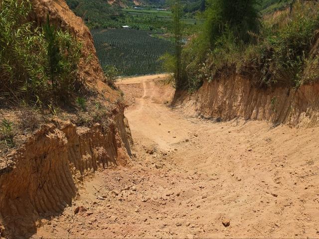 Khai thác đất trái phép gây nguy cơ sạt lở- Ảnh 1.