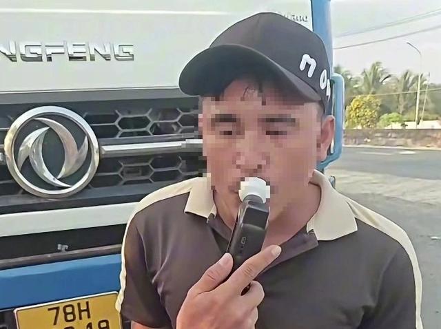 CSGT Khánh Hòa phạt tài xế lạng lách bỏ chạy trên quốc lộ 1 64 triệu đồng- Ảnh 2.