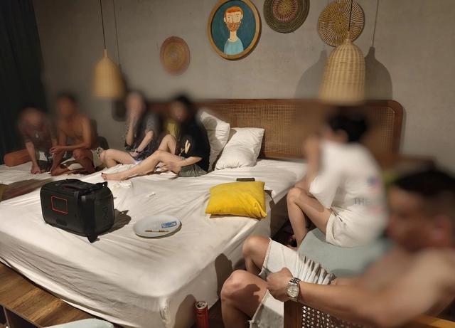 Đà Nẵng: Đột kích villa lúc sáng sớm, phát hiện nhóm nam nữ 'mở tiệc' ma túy- Ảnh 2.
