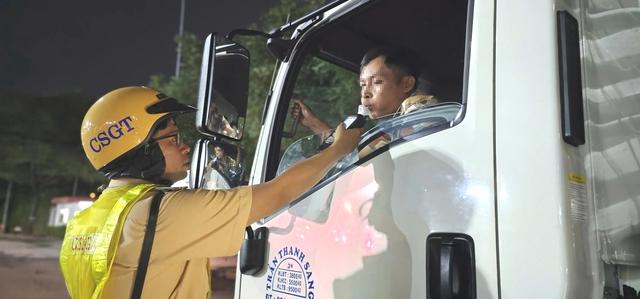 Kiểm tra ma túy tại chợ Bình Điền: Tài xế đổ lỗi do uống thuốc viêm họng - Ảnh 1.