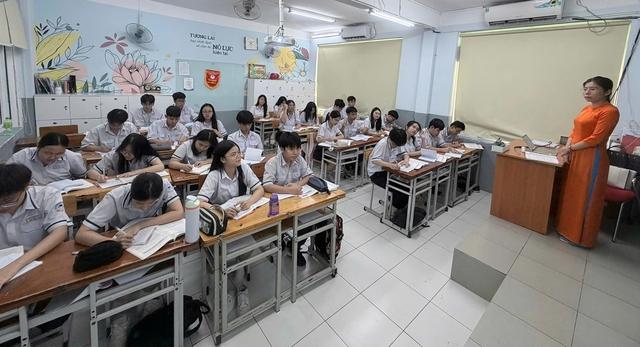 Bỏ thi lớp 10, học sinh sẽ phải học thêm nhiều hơn để có học bạ 'đẹp'? - Ảnh 1.