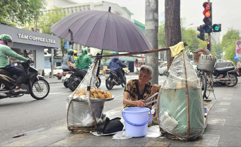 Xót xa cụ bà 83 tuổi gánh bánh mưu sinh, gom tiền trả nợ đám tang con - Ảnh 3.