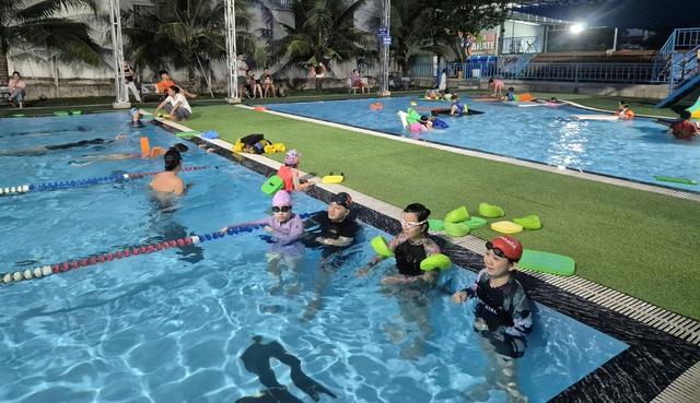 Cơn sốt học bơi bùng nổ ở TP.HCM: Phụ huynh chi tiền triệu để con biết bơi- Ảnh 4.