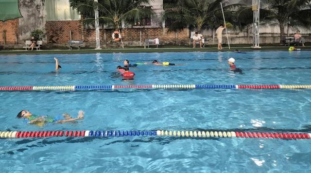 Cơn sốt học bơi bùng nổ ở TP.HCM: Phụ huynh chi tiền triệu để con biết bơi- Ảnh 5.