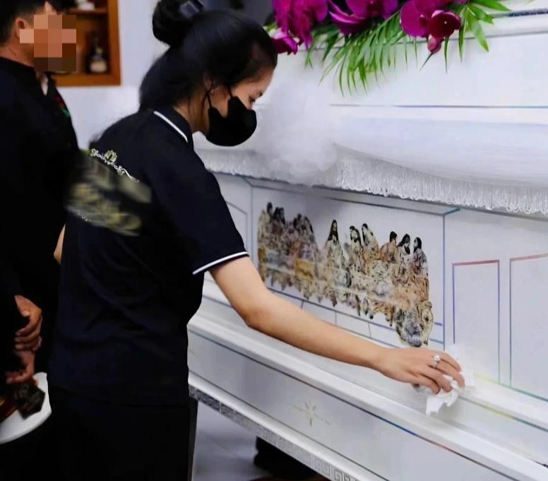 Nữ sinh cấp 3 theo cha lo hậu sự cho người nghèo: ‘Thương nhiều hơn sợ’- Ảnh 1.