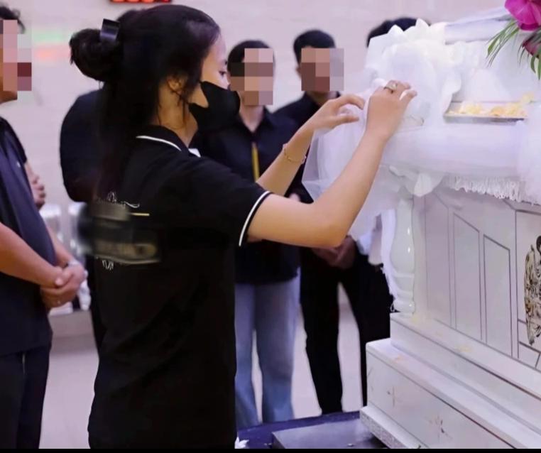 Nữ sinh cấp 3 theo cha lo hậu sự cho người nghèo: ‘Thương nhiều hơn sợ’- Ảnh 2.