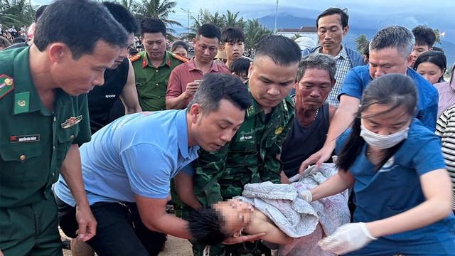 Người đàn ông lao ra biển cứu thành công cháu bé bị đuối nước- Ảnh 1.
