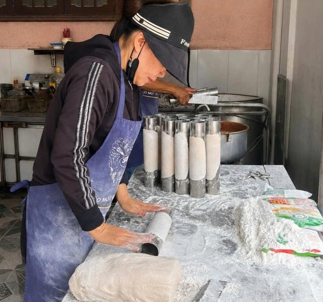 Món cháo tên lạ chỉ bán 3 tiếng mỗi sáng ở Đồng Hới, khách đến muộn…hết phần - Ảnh 3.