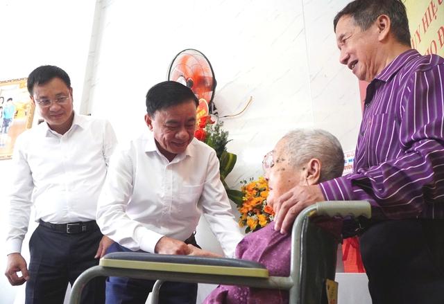 Thường trực Ban Bí thư trao Huy hiệu 80 năm tuổi Đảng cho đảng viên 96 tuổi  - Ảnh 1.