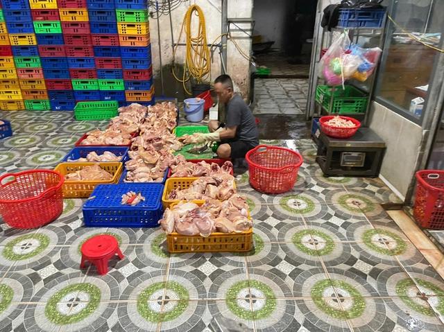 Bất ngờ bên trong cơ sở giết mổ gia cầm được đầu tư 'bài bản' ở TP.HCM - Ảnh 2.