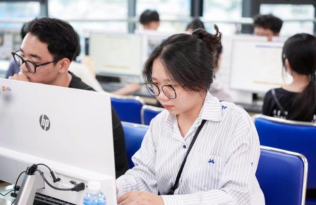 Từ vụ thi hộ bị xử lý: Kỳ thi VSTEP là gì mà nhiều sinh viên lo? - Ảnh 2.