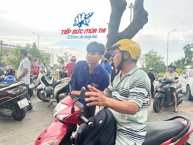 Tình nguyện viên hóa shipper, chạy nước rút hỗ trợ thí sinh - Ảnh 2.