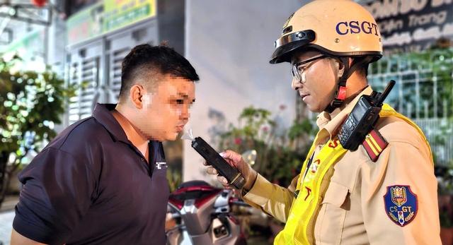 CSGT xuyên đêm tuần tra lưu động, nhiều ma men "quên lối về" bị xử lý - Ảnh 1.