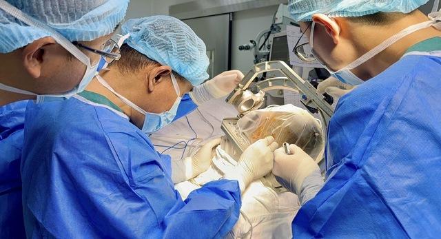 Bệnh viện ở TP.HCM ứng dụng công nghệ mới trong điều trị bệnh Parkinson - Ảnh 2.