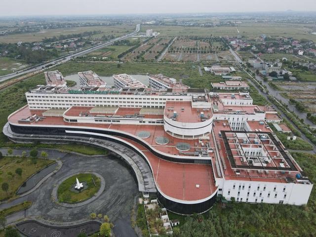 Cựu cấp dưới của bà Nguyễn Thị Kim Tiến bị 10 nhà thầu tố nhận hối lộ - Ảnh 2.