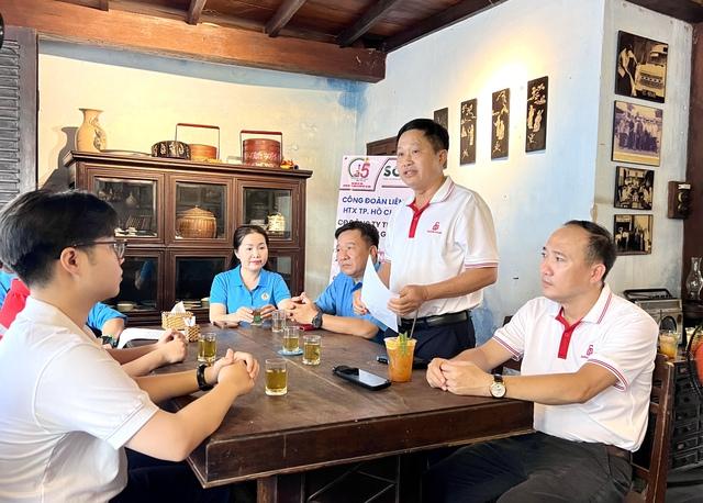 Nhân viên cà phê sáng cùng sếp bàn chuyện tăng lương - Ảnh 1.